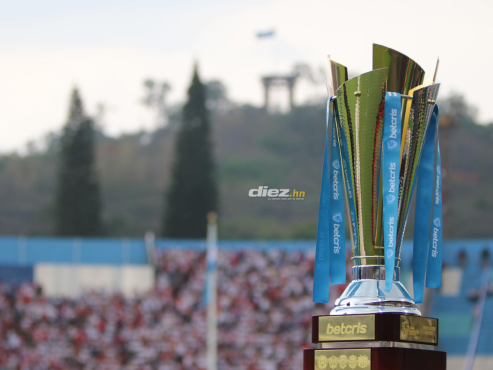 Este es el lindo trofeo que se llevará el campeón del torneo Clausura 2023 de la Liga Nacional de Honduras. FOTO: Andro Rodríguez.
