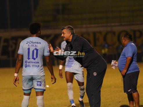 Diego Vázquez dialoga con Yeison Mejía en el estadio Juan Ramón Brevé de Juticalpa. FOTO. Alex Pérez.