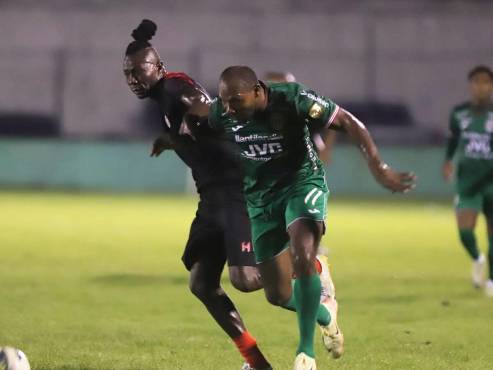 Julio Barrios ejerciendo marca sobre el gigantón Juan Anangonó.