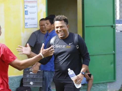 El extacante fue homenajeado en El Progreso, donde disputó un partido amistoso junto a sus excompañeros de equipo y Selección de Honduras. FOTO: Neptalí Romero.