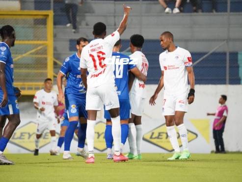 25': ¡OTRA VEZ OLIMPIA! Centro venenoso de José Mario Pinto que no puede cabecear Jerry Bengtson. FOTOS: NEPTALÍ ROMERO | MAURICIO AYALA | JEFFRED RAMÍREZ
