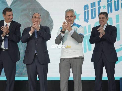 Reinaldo Rueda con la camiseta de la Selección de Honduras. FOTO: Mauricio Ayala.