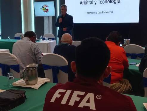 Horacio Elizondo en Honduras impartiendo unos cursos sobre el VAR. (Foto Óscar Flores)