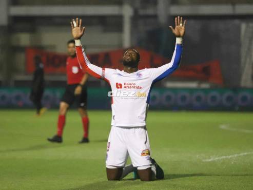 Celebración de Yustin Arboleda en el segundo gol de Olimpia ante Real España. FOTO: Emilio Flores.