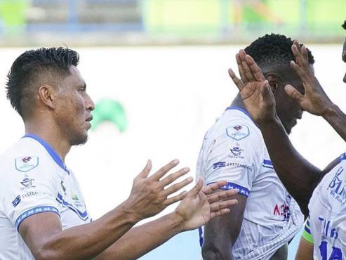 La celebración de Frelys López con sus compañeros en el Juan Ramón Brevé de Juticalpa. FOTO: CDV.