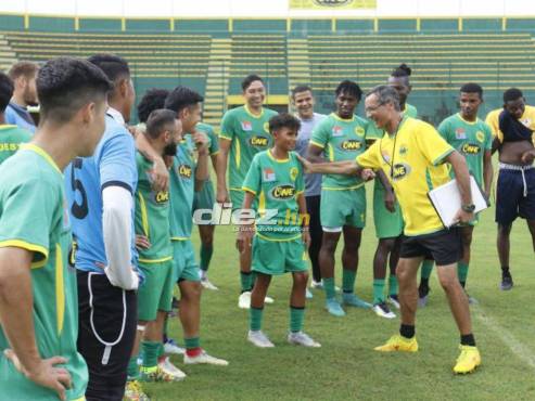 Rodolfo Sabaris en charla con los jugadores del Parrillas One de La Lima.