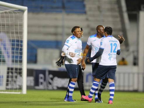 Carlos Pavón celebra junto a Emilio Izaguirre y Jerry Palacios en el estadio Nacional Chelato Uclés.