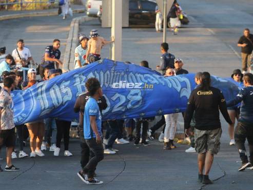 La barra del Motagua en su llegada al estadio Nacional Chelato Uclés de Tegucigalpa. FOTOS: Alex Pérez | David Romero.