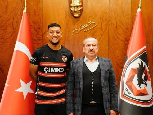 Bryan Acosta, volante de contención, se une a Rigoberto Rivas en la Superliga de Turquía.