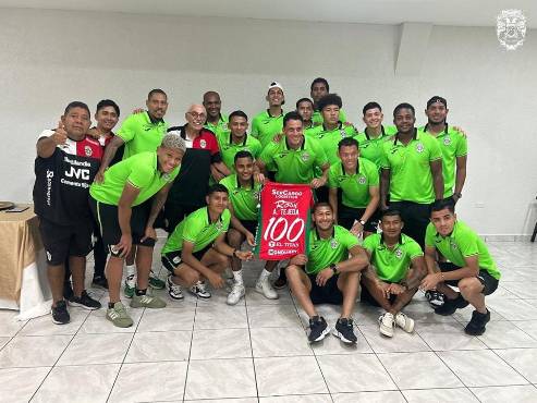 Ángel Tejeda celebrando los 100 goles en primera división.