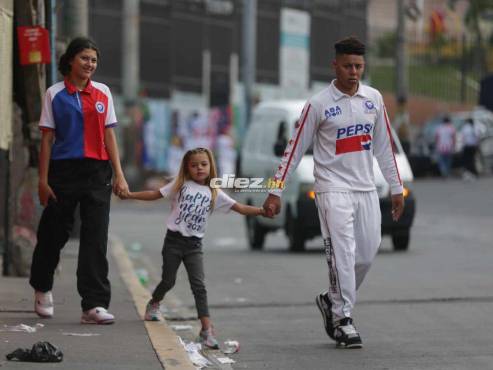 Las familias olimpistas no faltaron a la cita en el estadio Nacional Chelato Uclés. FOTO: Emilio Flores.