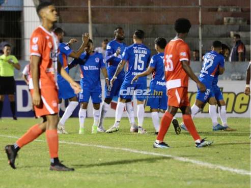 Edwin Rodríguez festejó el golazo con sus compañeros de equipo en el estadio Ceibeño. ¡Fue un fierrazo! FOTO: Esaú Ocampo.