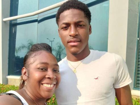 Allan Flores, futbolista de Panteras FC, con su madre Chaila Flores.