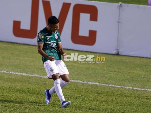 La celebración de César Sevilla tras anotar su primer gol con Marathón en el debut. FOTO: Neptalí Romero.