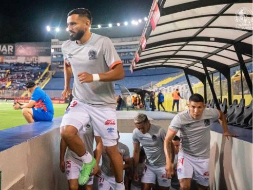 18’: ¡MENJÍVAR SE AGIGANTA! Darwin Cerén mete tremendo derechazo que es atajado por Édrick Menjívar.