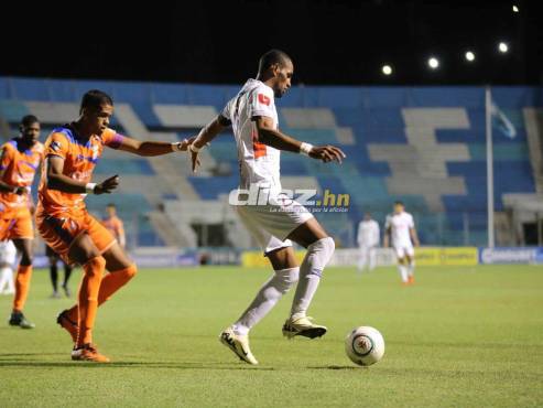 Jerry Bengtson domina la pelota ante la marca de Geremy Rodas, defensa de Lobos UPNFM. FOTO: David Romero.