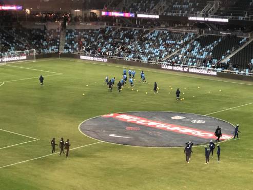 La Selección de Honduras está realizando su calentamiento en la cancha del Allianz Field.