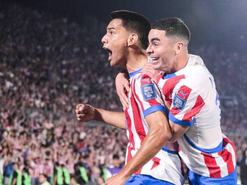 Diego Gómez celebra con Miguel Almirón su gol en el partido.