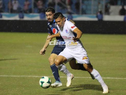 Agustín Auzmendi marca a Jonathan Paz en el Nacional de Tegucigalpa. FOTOS: Estalin Irías | David Romero.