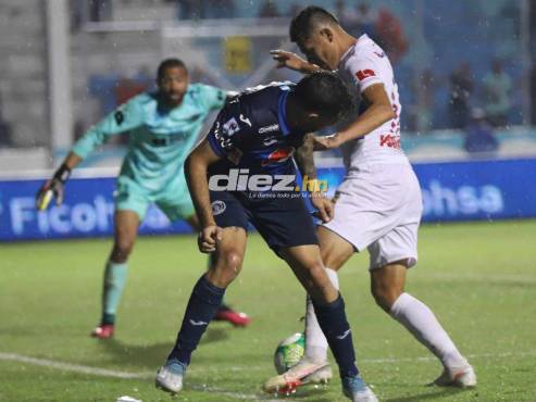 Jonathan Paz le quita el balón a Agustín Auzmendi en el Nacional de Tegucigalpa. FOTOS: Estalin Irías | David Romero.