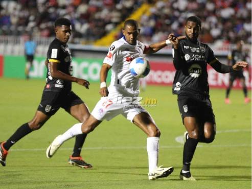 Jerry Bengtson tuvo opciones claras de gol, pero no pudo romper el arco del CAI de Panamá. FOTO: David Romero.