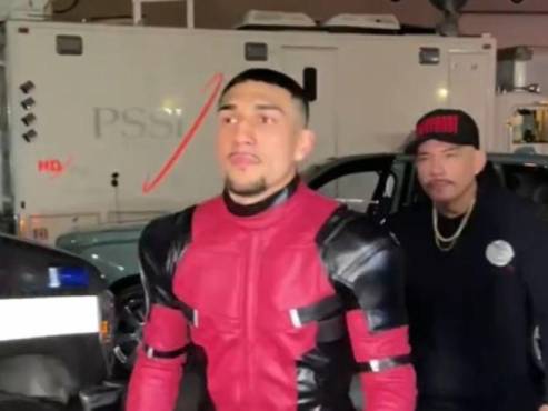 ¡El hondureño Teófimo López se puso el traje de Deadpool en su llegada al Michelob Ultra Arena!