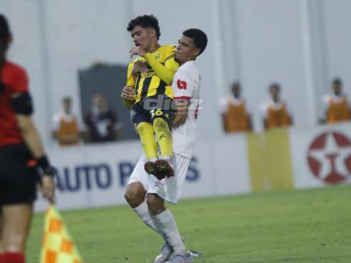 Así retiró del campo el futbolista del Olimpia, Clinton Bennet, a Roberto Osorto, jugador del Real España ante la falta de camillas. Fotos: Neptalí Romero