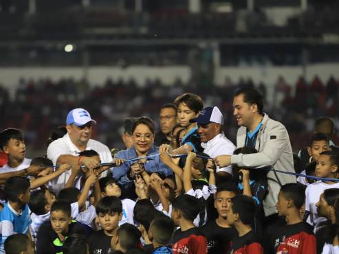 Xiomara Castro estuvo acompañada de Jorge Aldana, Mario Moncada, Héctor Zelaya y muchos niños vestidos de deportistas. FOTO: Marvin Salgado.