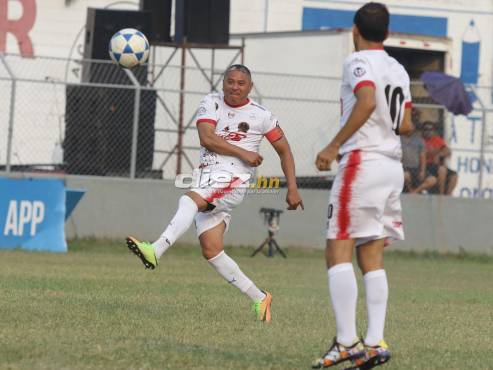 Wilmer Velásquez sigue teniendo fino su olfato goleador, ayer se gastó tremendos golazos contra una selección de El Progreso. FOTOS: Neptalí Romero.