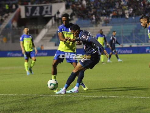 Juan Delgado intenta dar un pase ante la marca de Christian Altamirano. FOTO: Alex Pérez.