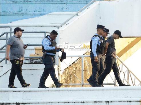 La Policía Nacional arrestó a este aficionado en pleno estadio Olímpico de San Pedro Sula. FOTOS: Neptalí Romero | Yoseph Amaya.