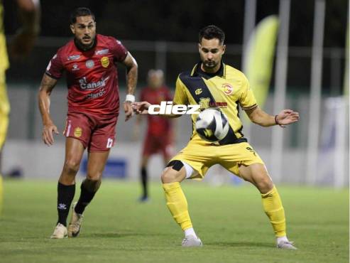Marcelo Canales domina la pelota ante la marca de Jim Morrison. FOTO: David Romero.
