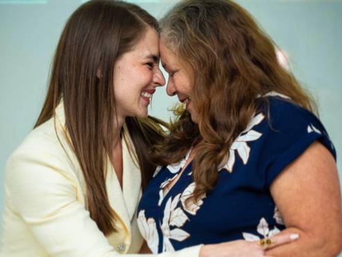 Sandra celebra el logro con su querida madre.