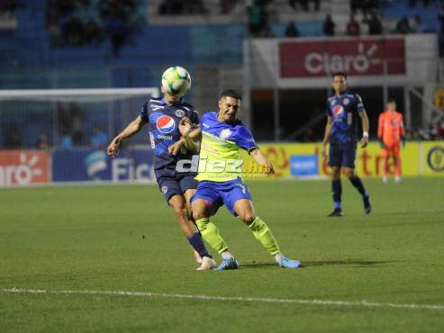 Héctor Castellanos, ex Motagua, recibe la marca de Carlos Meléndez en el centro de campo. FOTO: Alex Pérez.