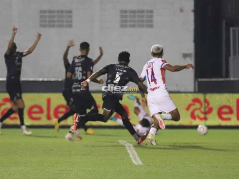 ¡Ya son 45! Olimpia, con un hombre menos doblega al Real España y se escapa con el superliderato del Clausura