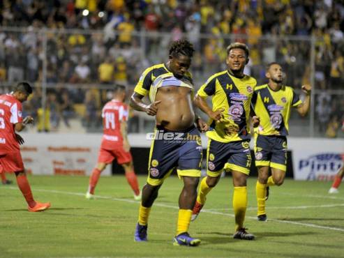 La extraña celebración de Franco Güity en su gol contra Real Sociedad en el Carlos Miranda de Comayagua. FOTO: Marvin Salgado.