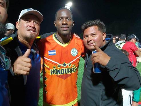 Los aficionados aprovecharon a tomarse una foto con Maynor Figueroa.