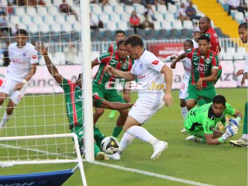 Yeer Gutiérrez evitó un gol de Olimpia en la línea del arco defendido por César Samudio. FOTOS: David Romero | Andro Rodríguez.
