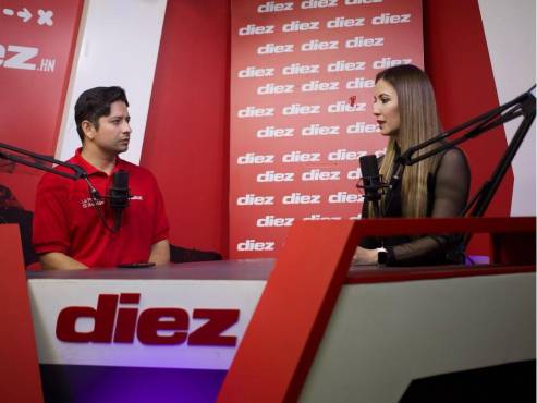 Jenny Fernández en charla con nuestro periodista Mario Figueroa. FOTO: Mauricio Ayala.