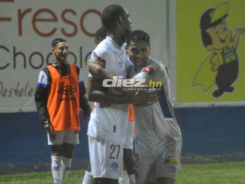 Carlos Pineda se abraza con Jerry Bengtson en el tanto de Olimpia ante Olancho FC. FOTO: Marvin Salgado.