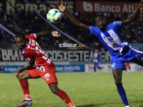 Solani Solano no pierde la vista en el balón en intento de obstáculo del Victoria. FOTO: Esaú Ocampo.