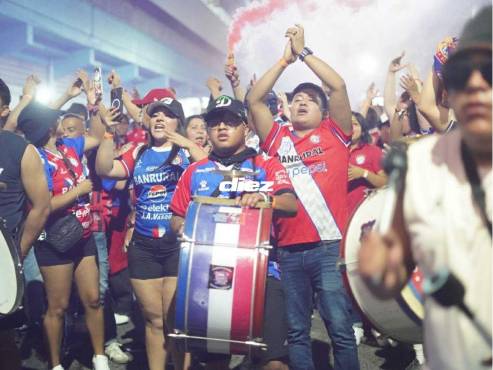 El tremendo ambientazo de los hinchas del Xelajú afuera del Estadio Francisco Morazán. FOTOS: NEPTALÍ ROMERO | MAURICIO AYALA.