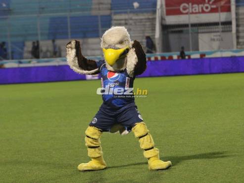 La mascota del Motagua sacó los pasos prohibidos en el Nacional Chelato Uclés. FOTO: Alex Pérez.