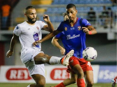 Daniel Aparicio (izquierda) es nuevo fichaje del Real España de San Pedro Sula.