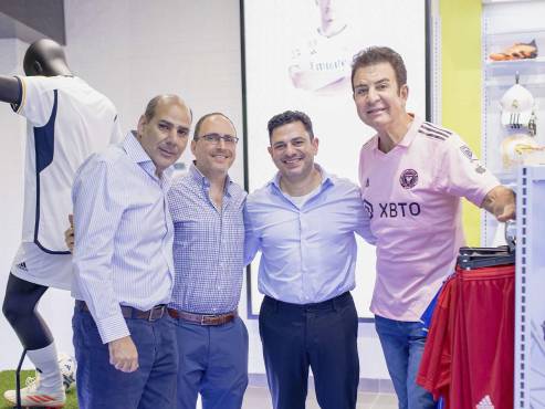 Invitados especiales en la apertura de Sportia, quienes pudieron observar todo lo que ofrece la tienda deportiva.