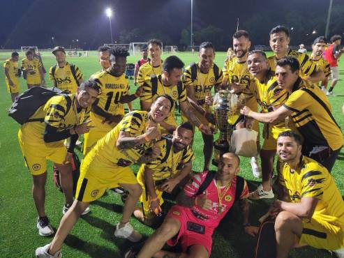 Los jugadores de Borussia Nola celebraron con mucha felicidad un nuevo campeonato de la Copa Latina de Veteranos.