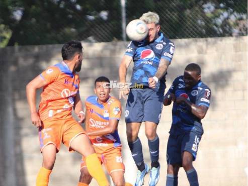 El cabezazo de Agustín Auzmendi en centro desde la banda izquierda en el duelo ante Lobos UPNFM. FOTO: Andro Rodríguez.