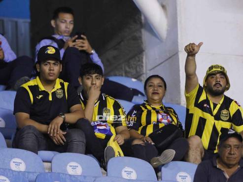 La afición españolista se hace presente en el Estadio Olímpico Metropolitano de San Pedro Sula. FOTO: Neptalí Romero.