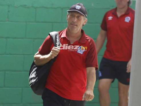 Así fue la llegada de Pedro Troglio al estadio Yankel Rosenthal de SPS. El de Luján ya conoce festejar un título en este recinto. FOTO: Neptalí Romero.