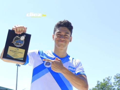 Martínez, de 18 años, se impuso con un imperial 1:55.13s en la categoría de 18 años y mayores